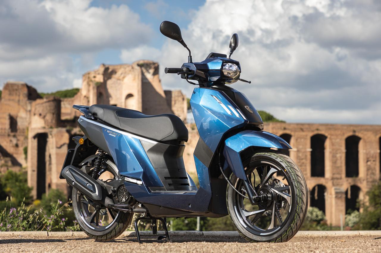 Peugeot Tweet 125 ALLURE mod 2024 PREZZO SU STRADA ACCESSORI IN OMAGGIO