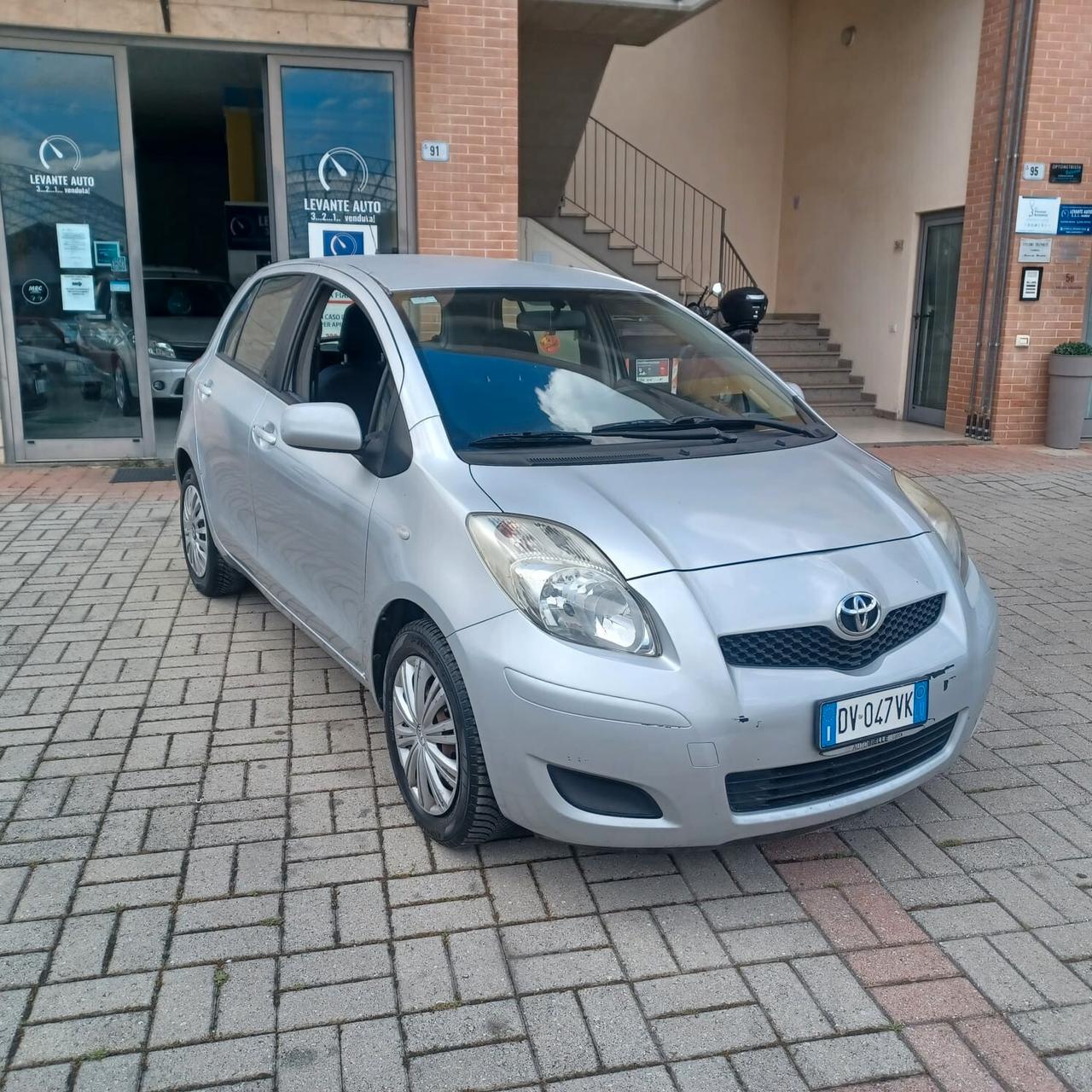 NEOPATENTATI YARIS 1.0 5 PORTE BEN CONSERVATA