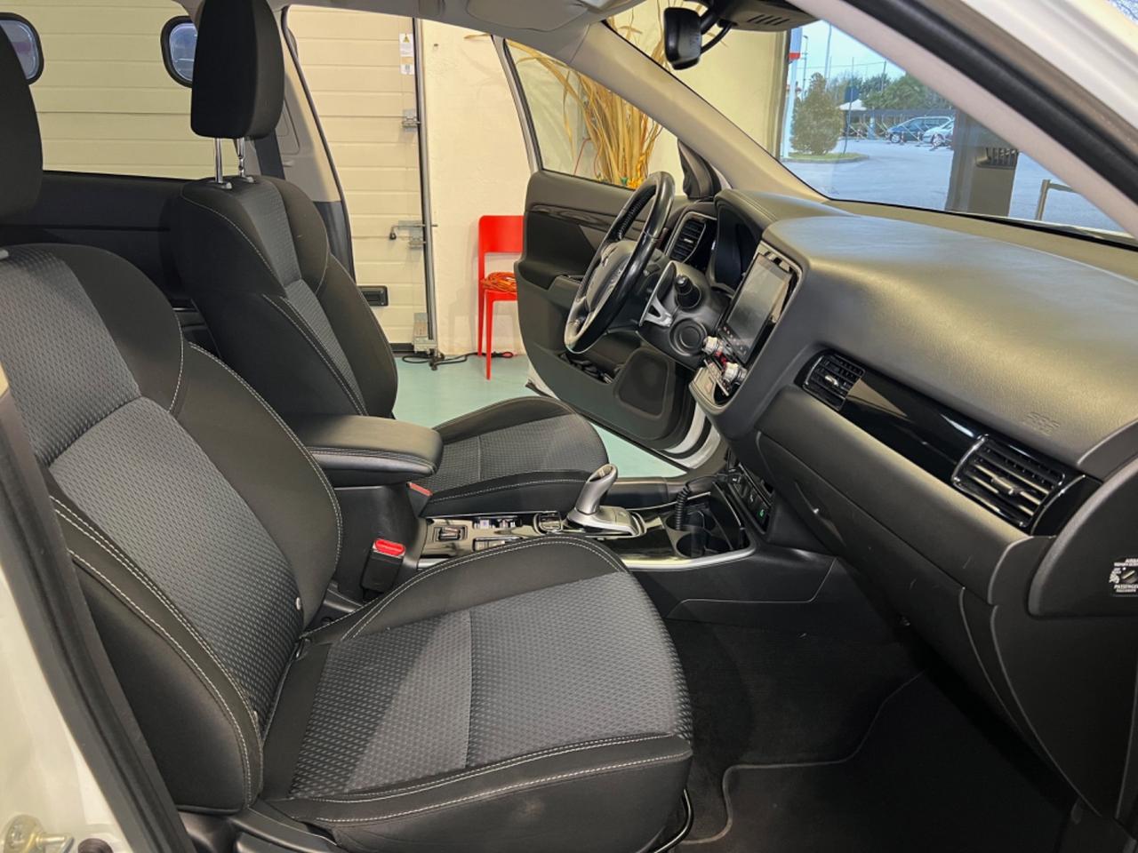 Mitsubishi Outlander 2.4 MIVEC 4WD PHEV Instyle Plus SDA