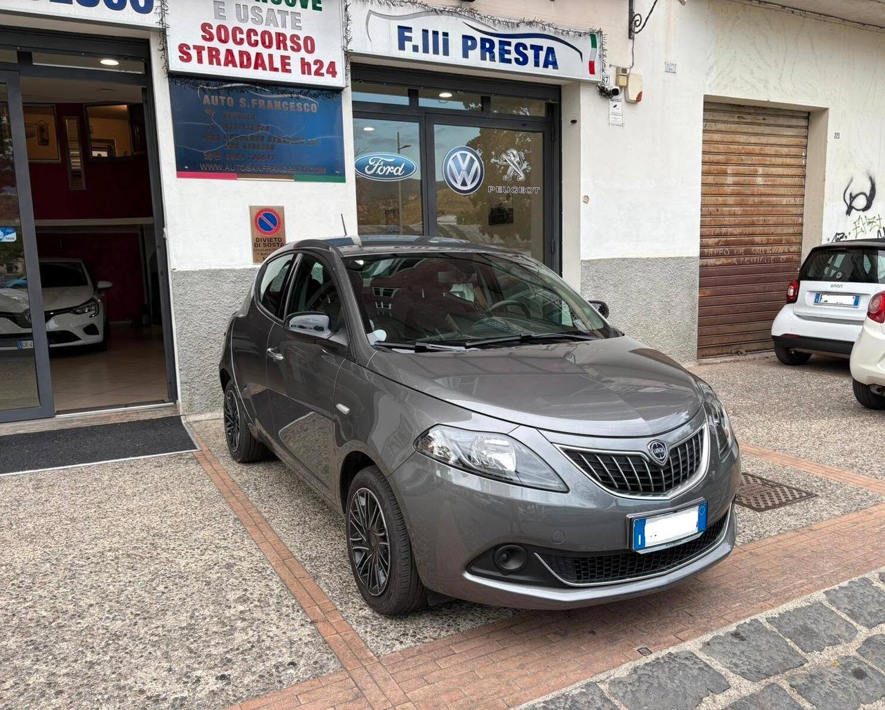 Lancia Ypsilon 1.0 Hybrid Silver - 12/22
