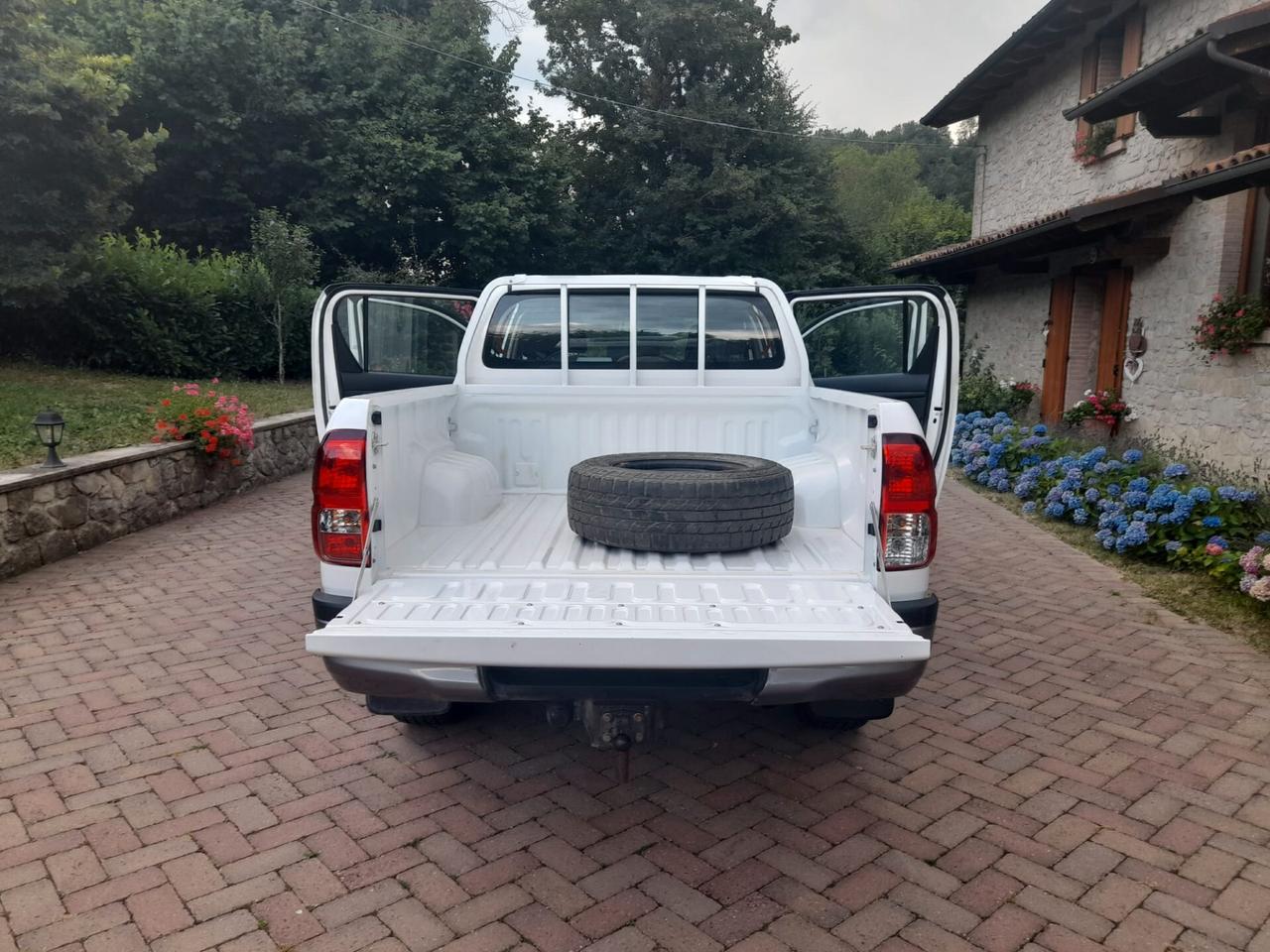 Toyota Hilux 2.4 D-4D 4WD 4 porte Double Cab Lounge AUTOCARRO