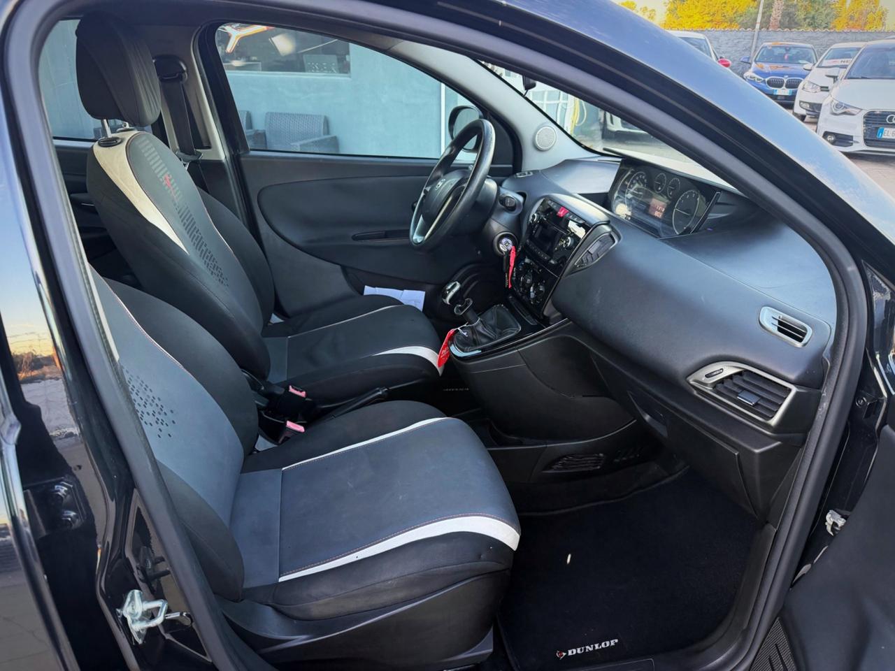 Lancia Ypsilon 0.9 TwinAir 85 CV 5 porte Metano Ecochic Silver