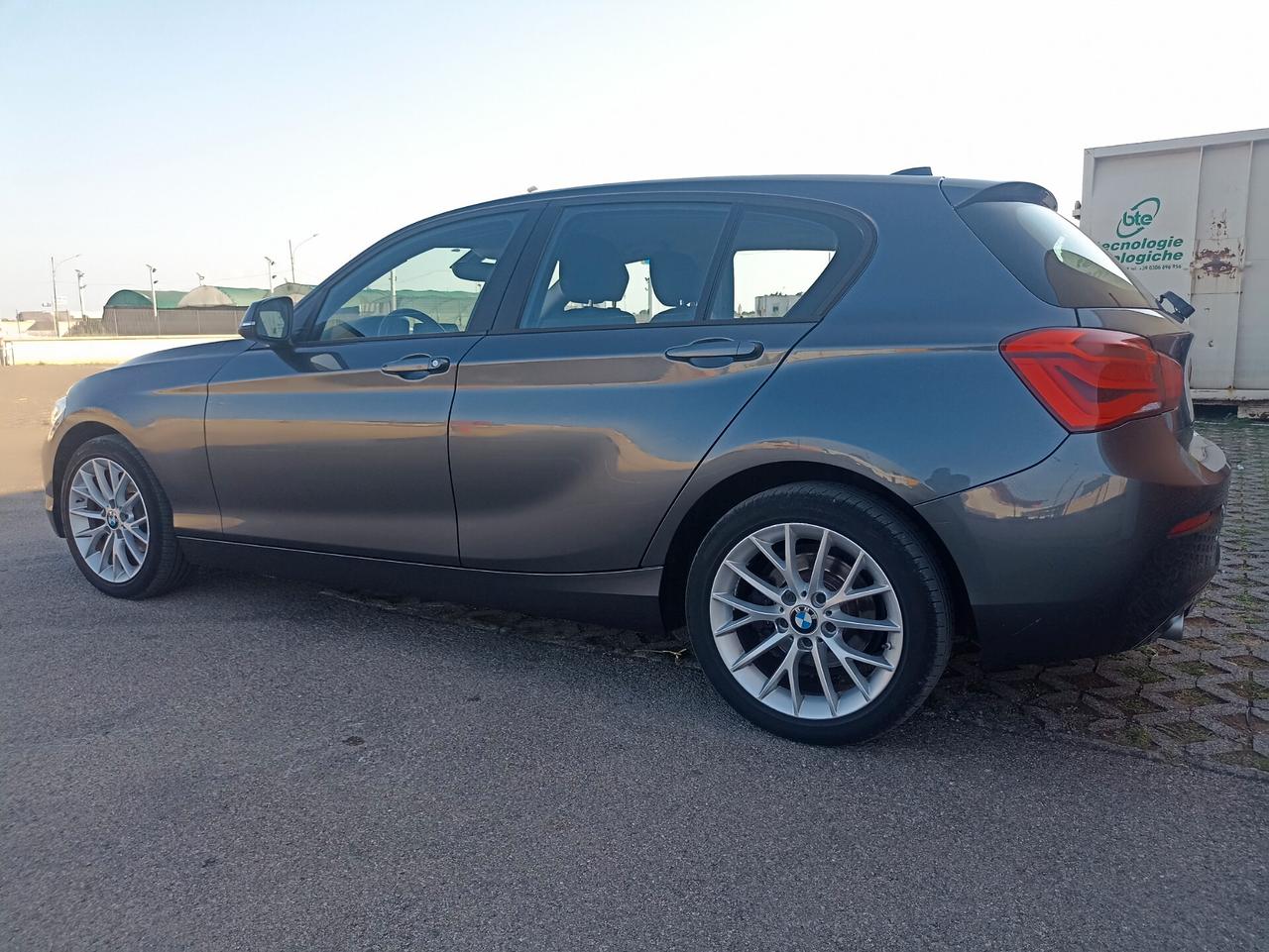 BMW 118d 5p. ADVANTAGE 05/2018 LED/NAVI/SENS.ANT/POST