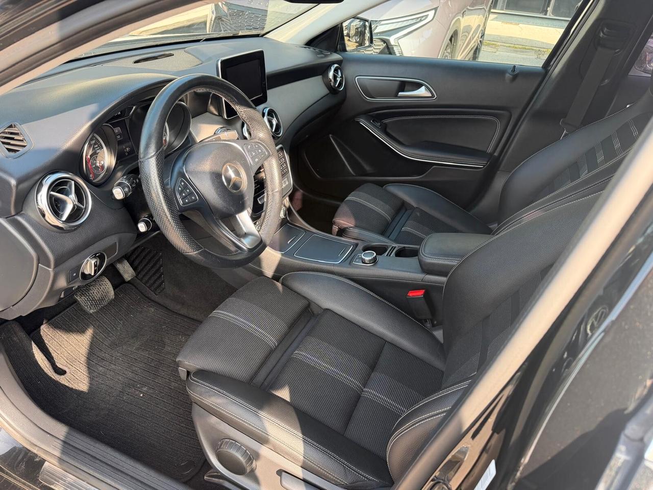 Mercedes-Benz GLA 200 Premium Auto *TAGLIANDI MERCEDES*