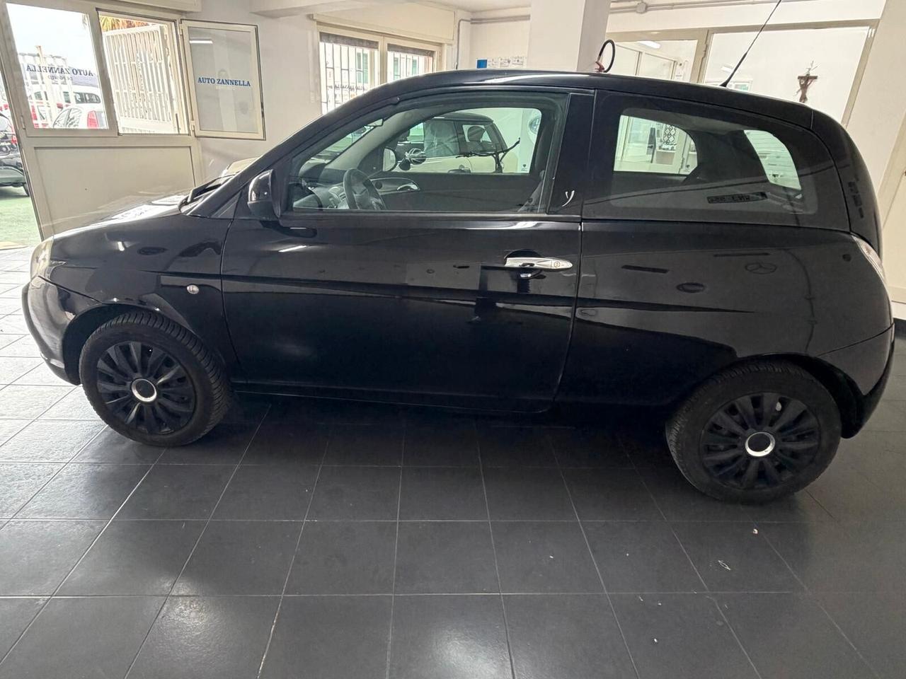 Lancia Ypsilon 1.3 MJT 75 CV Versus