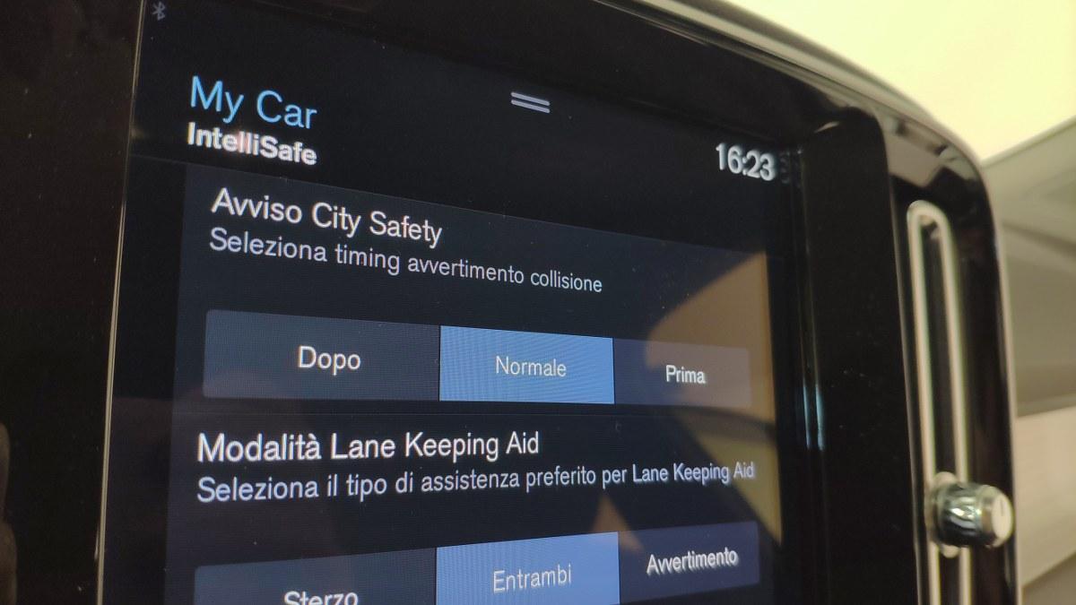 VOLVO Xc40 T2 Geartronic Momentum Pro N-1