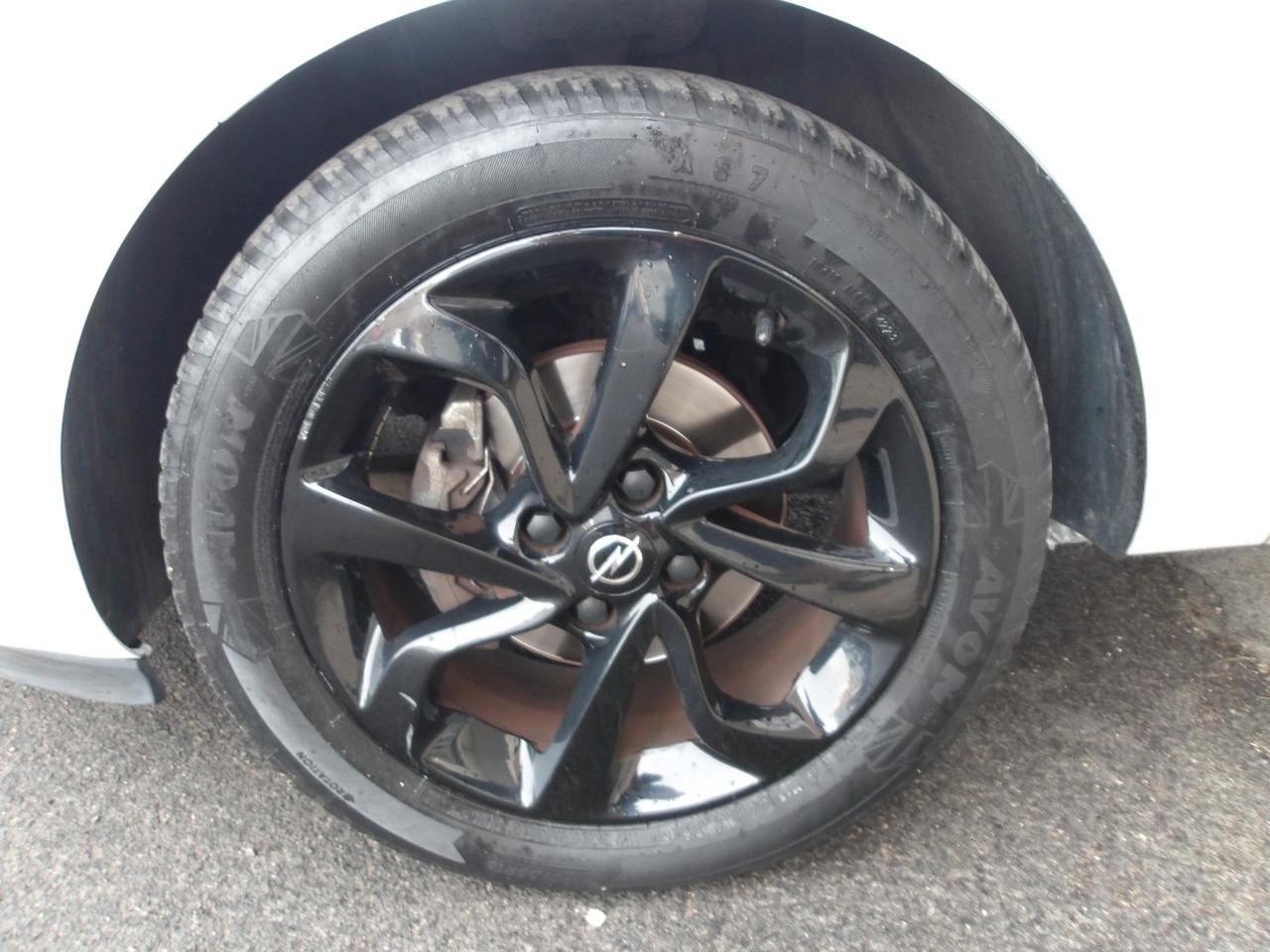 Opel Corsa 1.2 Black Edition ( AUTOCARRO)