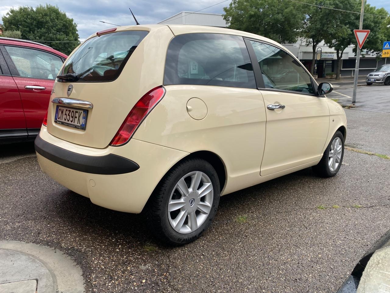 Lancia Ypsilon 1.2 Benzina Argento NEOPATENTATI