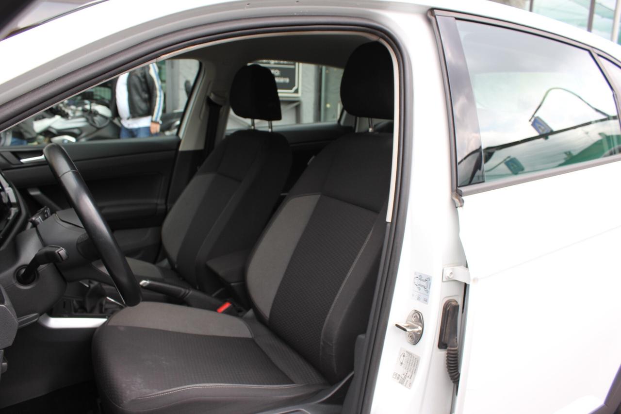 Volkswagen Taigo 1.0 TSI 95 CV LIFE NAVY APPLE CARPLAY CLIMA AUTO BI-ZONA