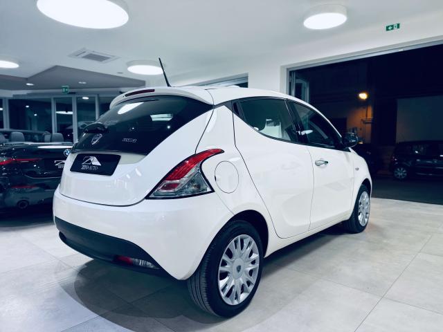 Lancia Ypsilon 1.0 firefly hybrid Silver