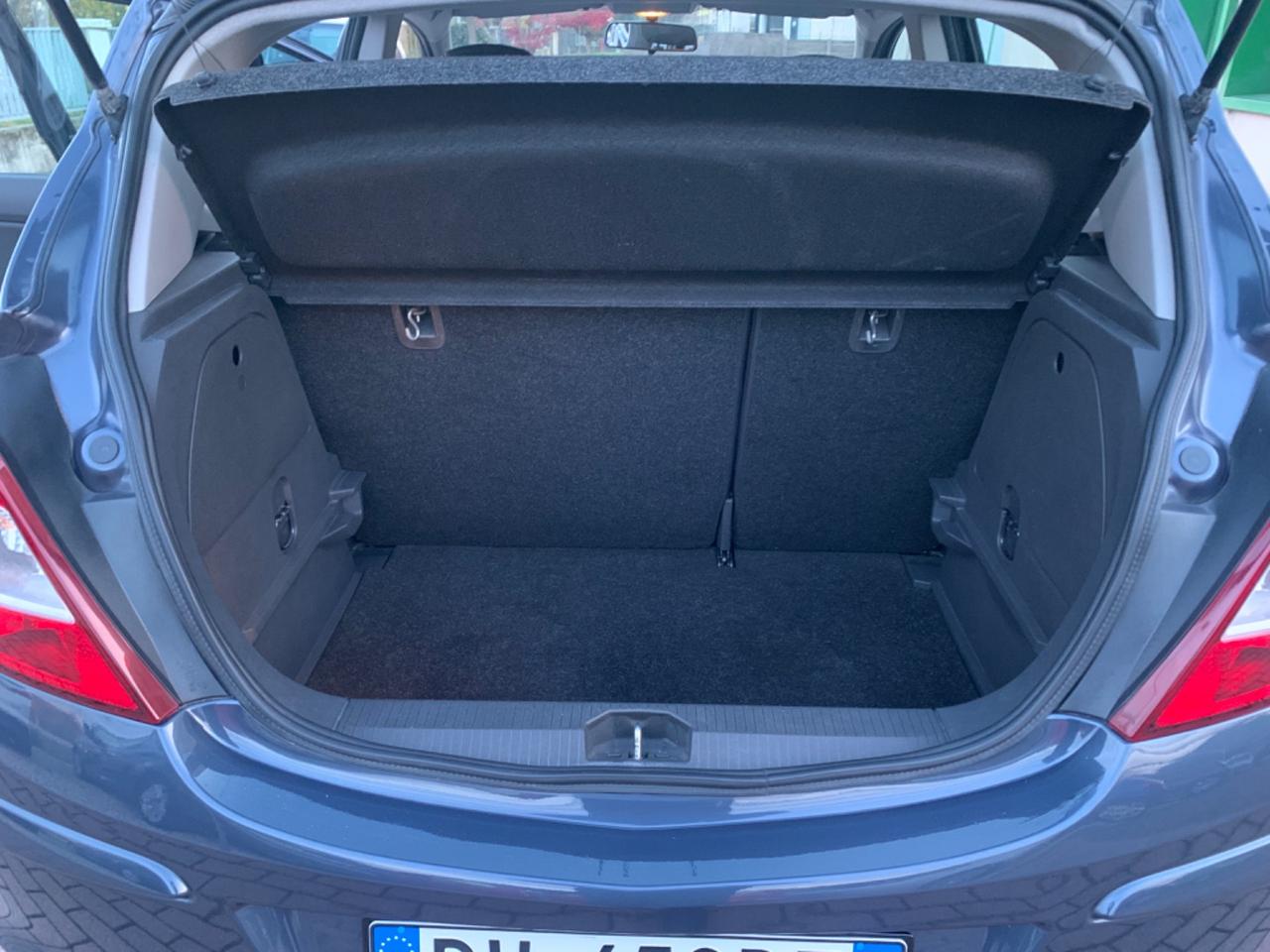 Opel Corsa 1.4 16V 5 porte Cosmo