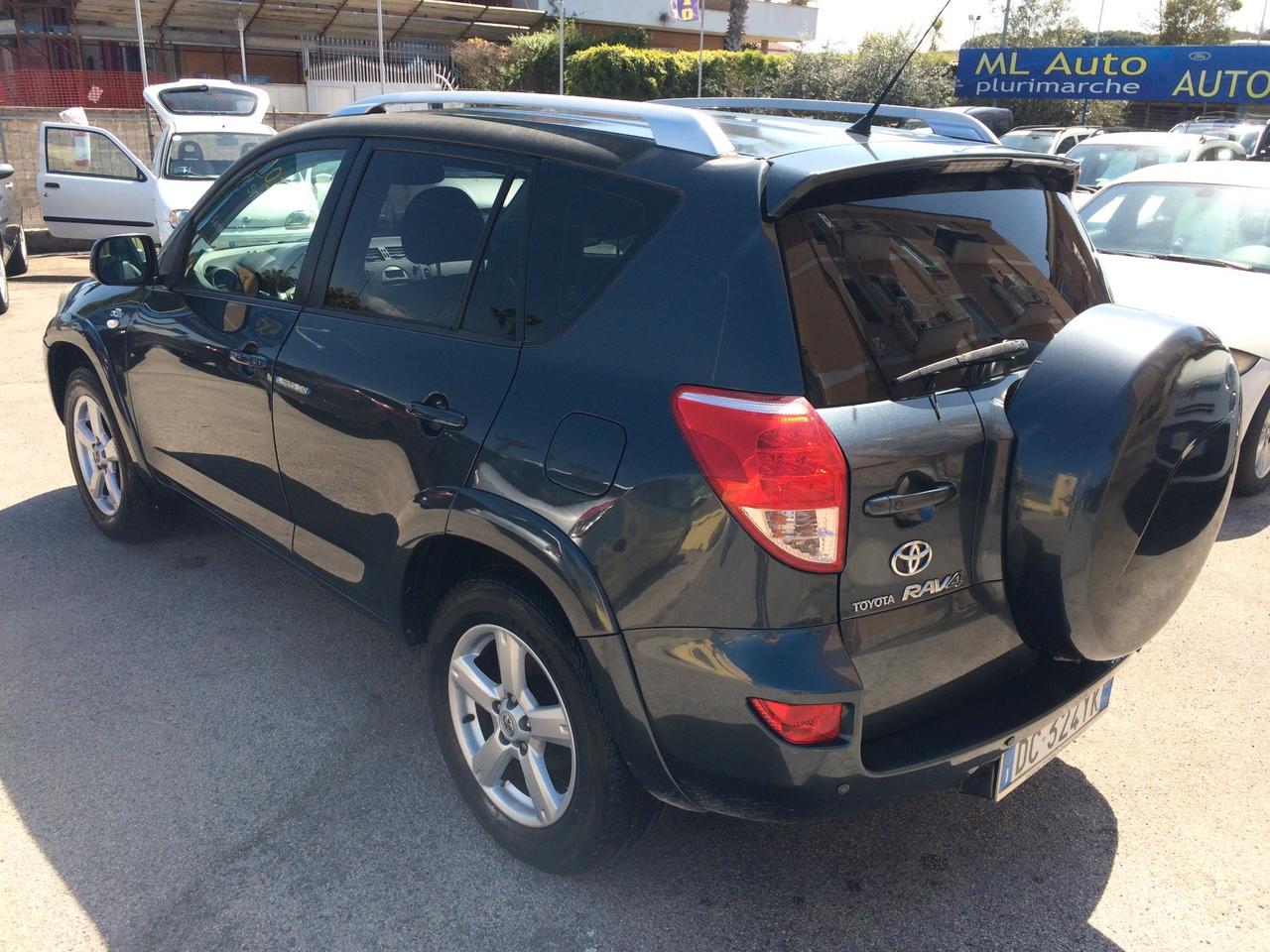 Toyota RAV 4 luxury 2.2 tdi 4x4 tagliandata con garanzia 12 mesi !