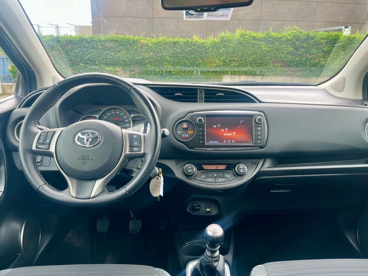 Toyota Yaris 1.3benz 2015 90.000km perfetta per neopatentati