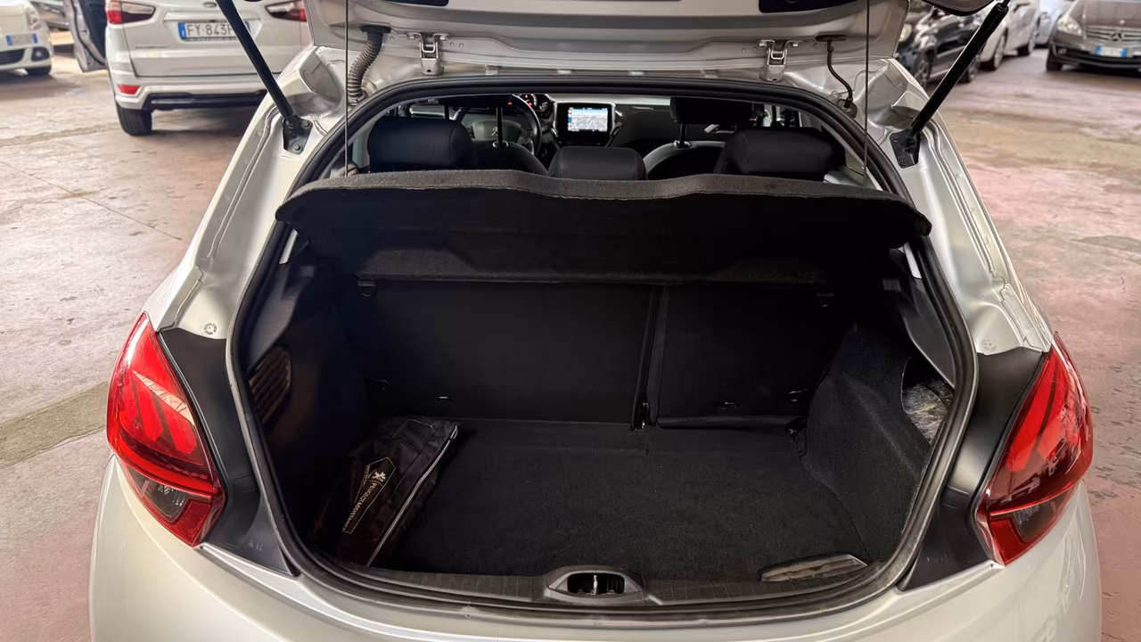 Peugeot 208 BlueHDi 100 5p. GT Line ICE White