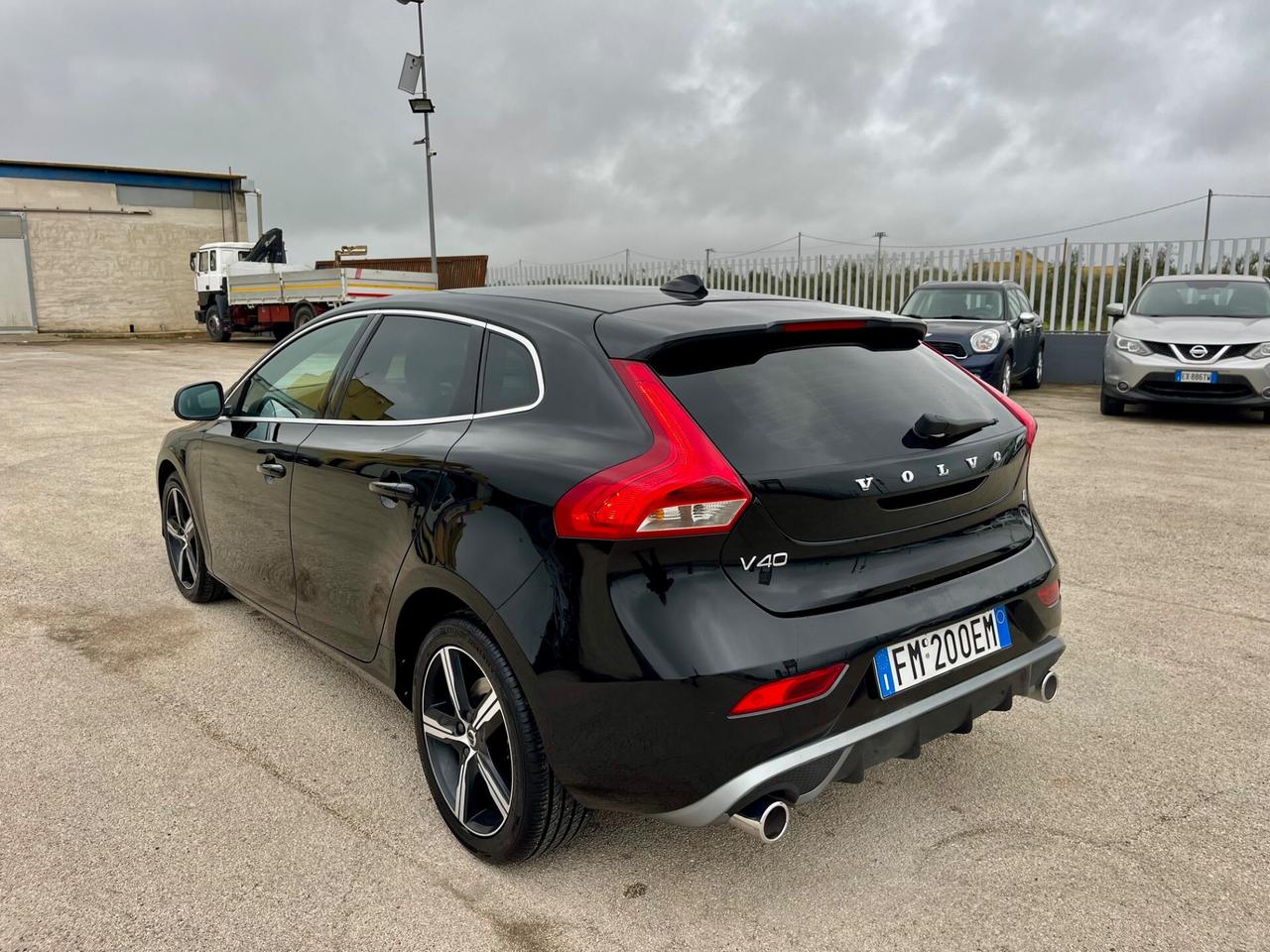 VOLVO V40 2.0 D2 120CV R-DESIGN FULL LED MY17