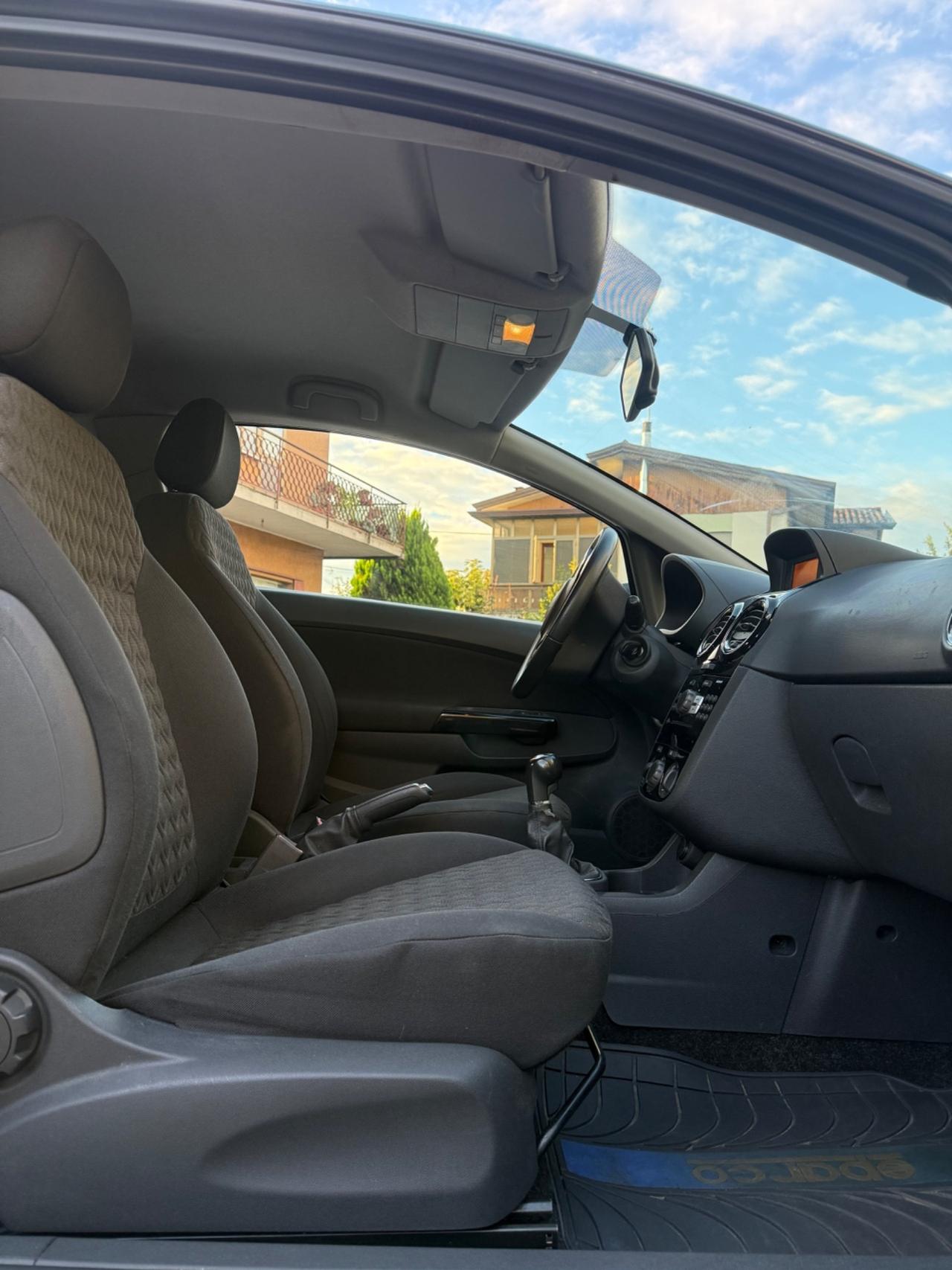 Opel Corsa 1.4 16V 3 porte b-color