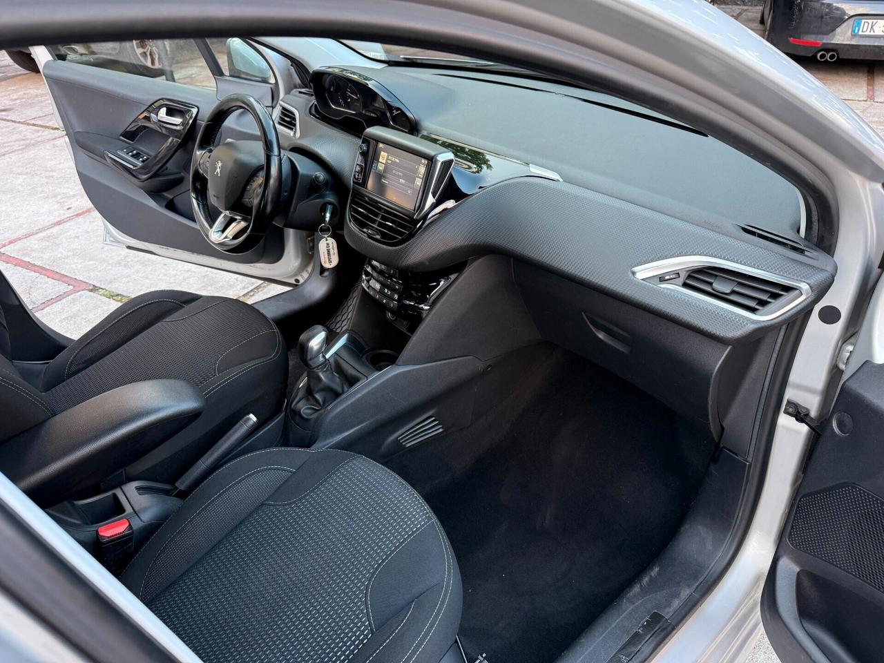 Peugeot 208 BlueHDi 100 5 porte Allure per neopatentati