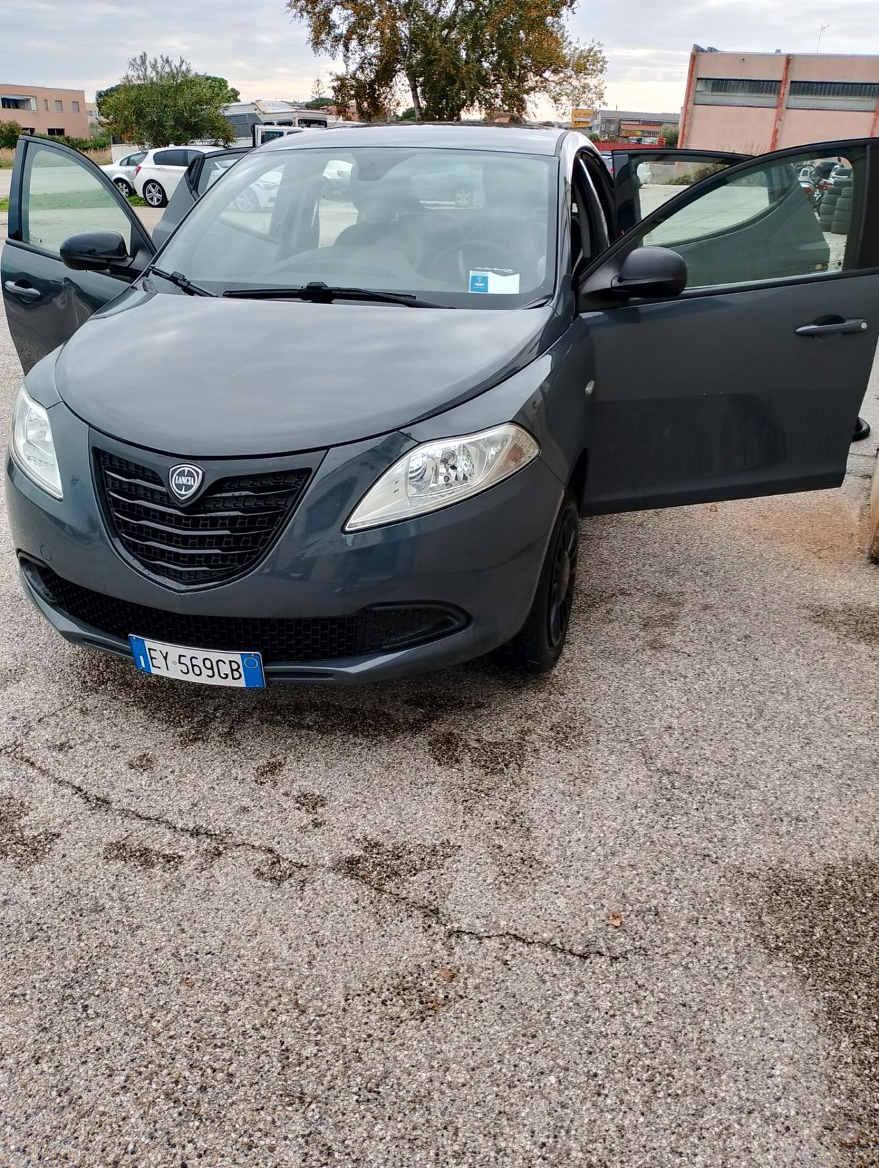 Lancia Ypsilon 0.9 TwinAir 85 CV 5 porte Metano Ecochic Silver