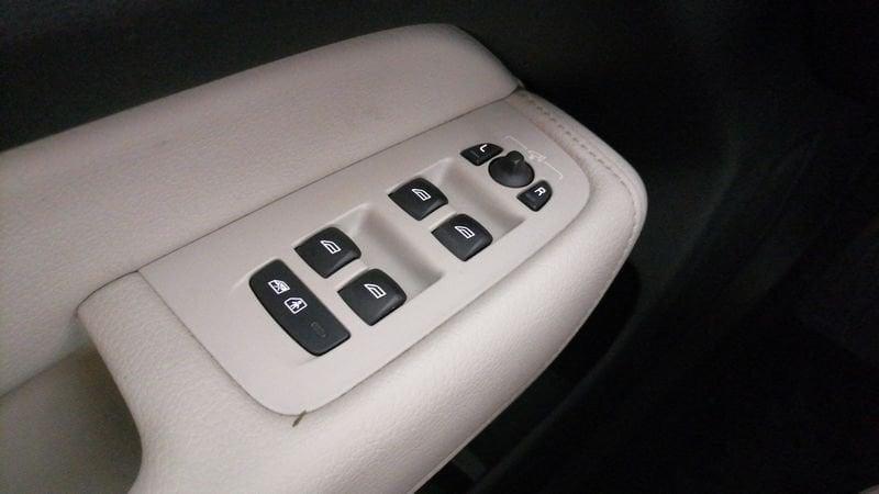 Volvo XC60 2.0 b5 Momentum Pro awd auto