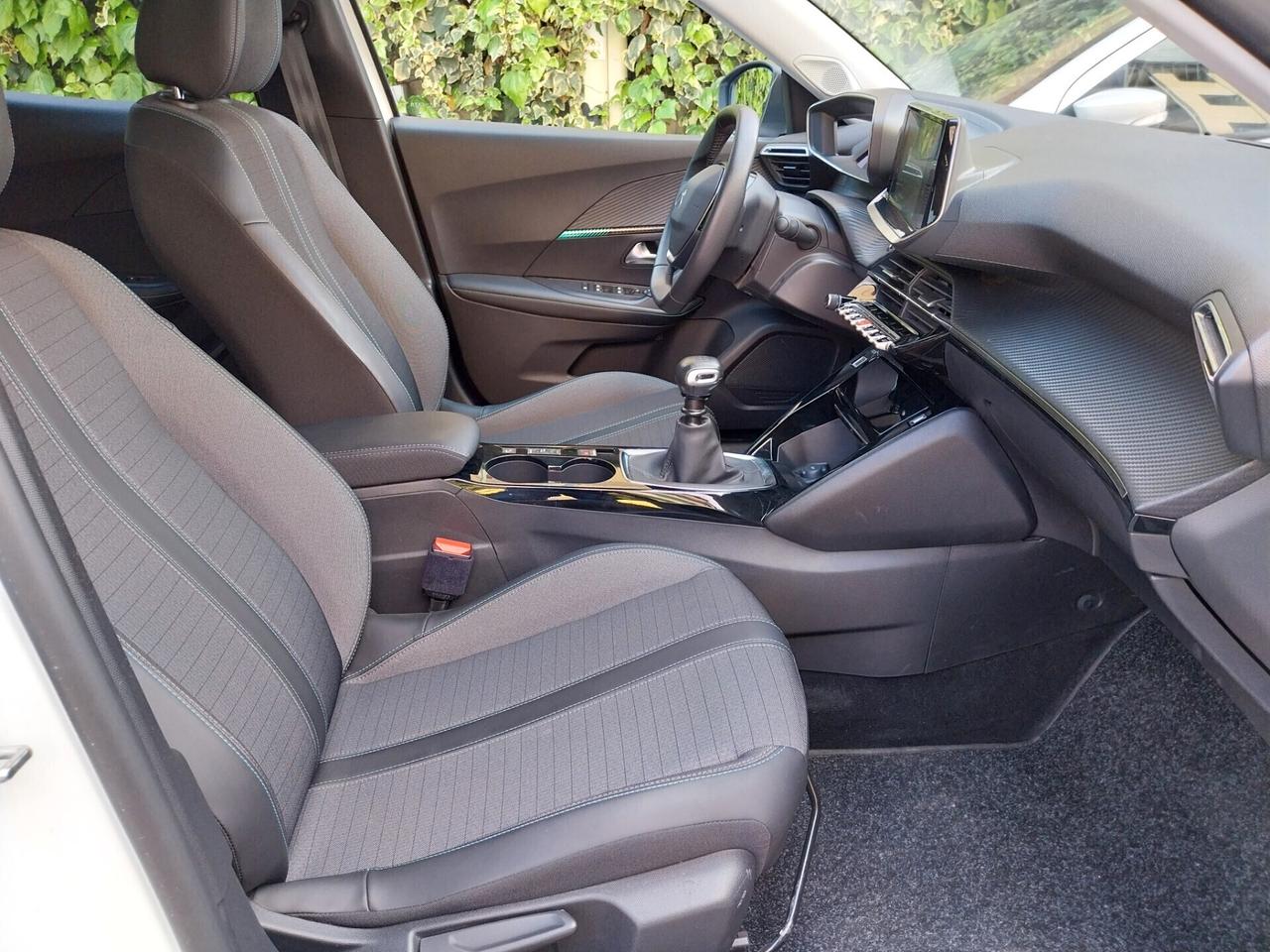 PEUGEOT 2008 1.2 BENZINA 30.000 KM ALLURE 2022