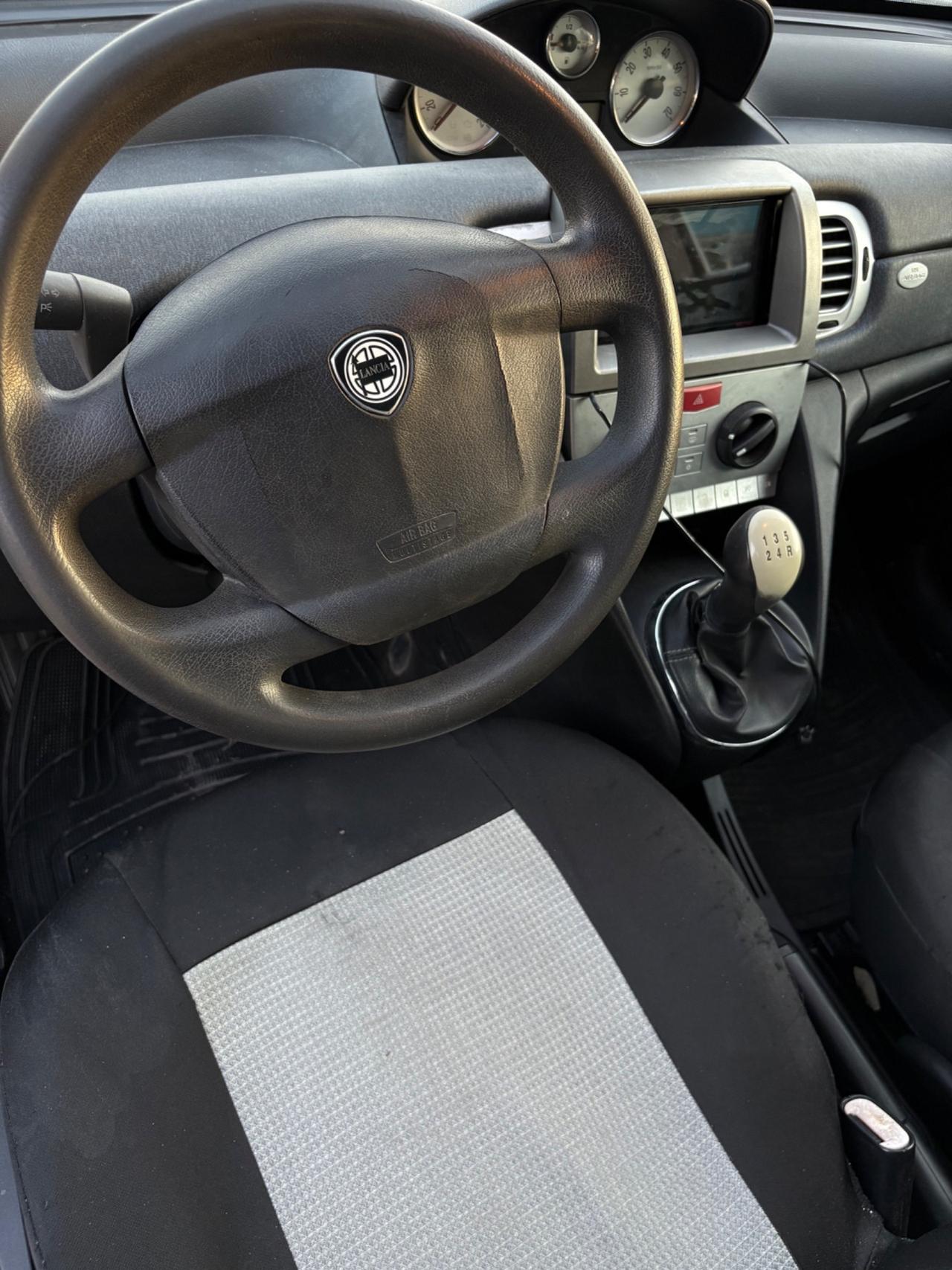Lancia Ypsilon 1.3 MJT 75 CV Versus