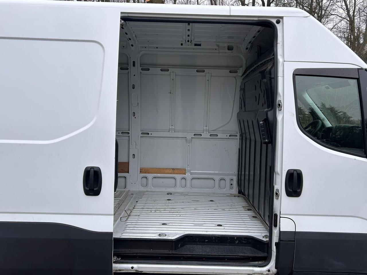 Iveco Daily 35S12 2.3 HPT – 2020 – 80.000 km – Euro 6 – Passo Medio Tetto Alto – Ottime Condizioni