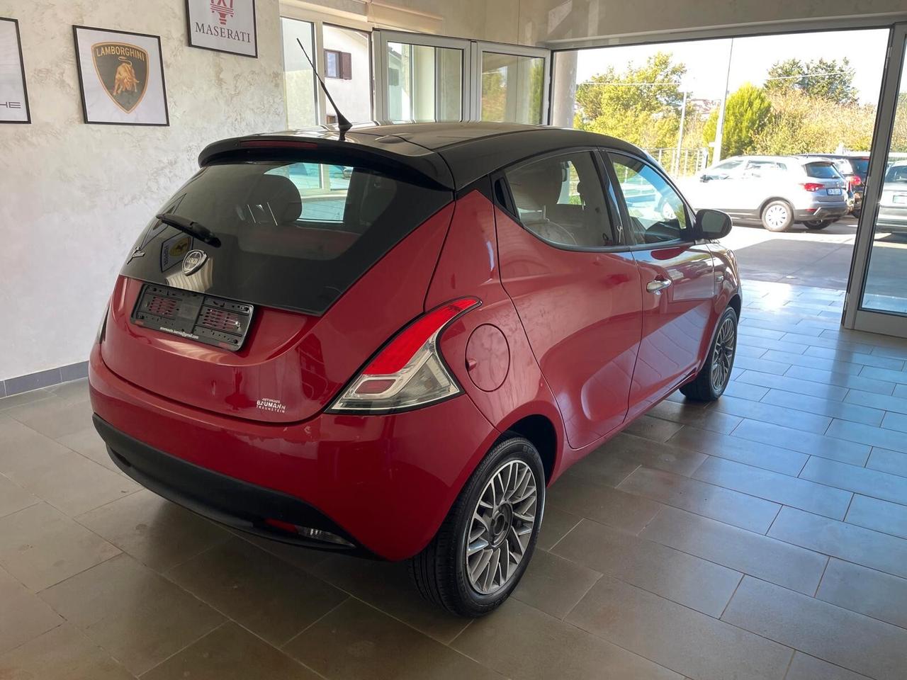 Lancia Ypsilon 1.2 69 CV 5 porte S&S Black&Red
