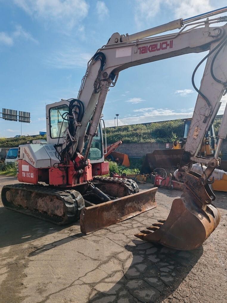 Escavatore 80 q.li marca Takeuchi modello TB180