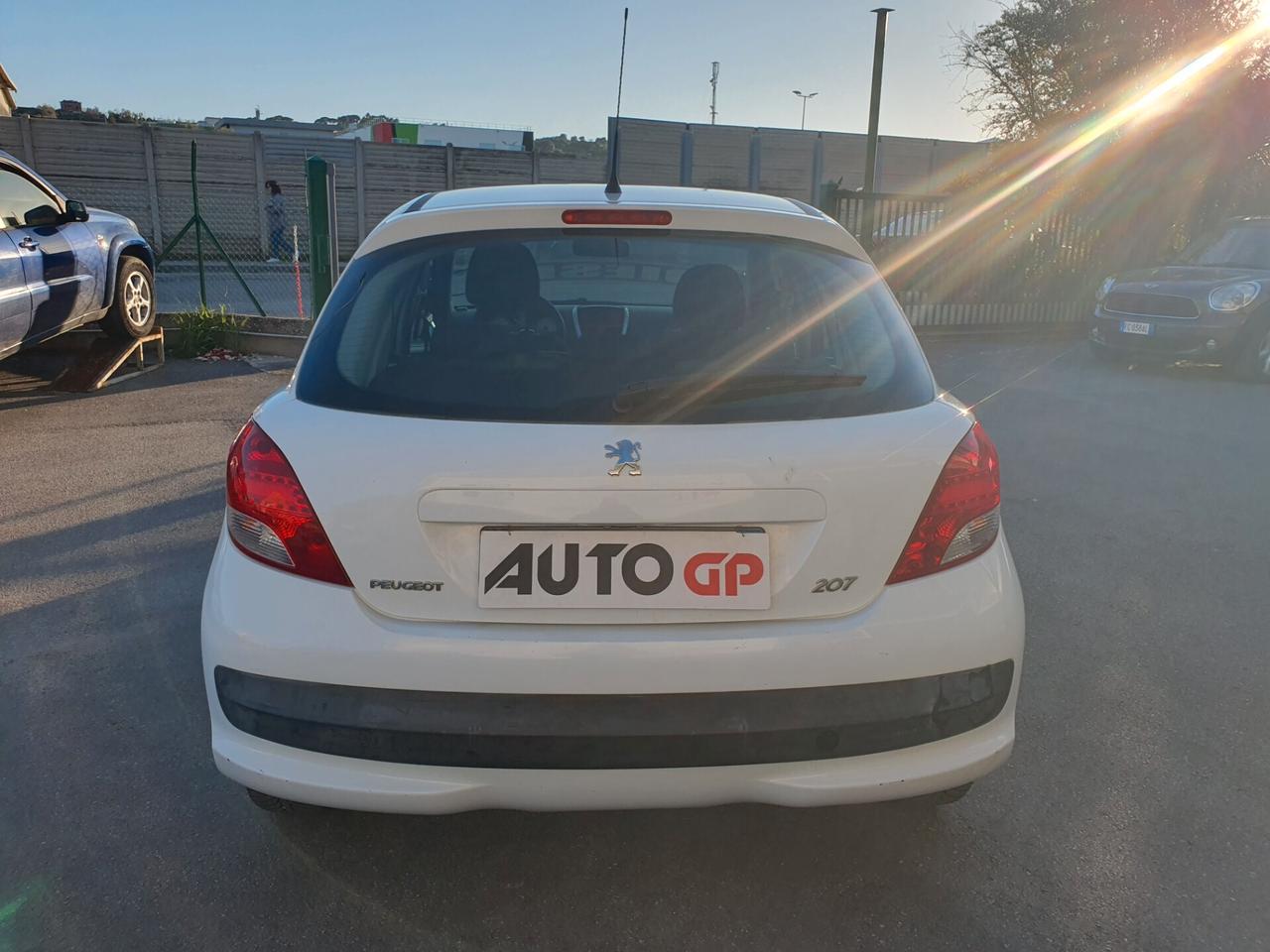 Peugeot 207 1.4 HDi 70CV 5p. Neopatent 2011
