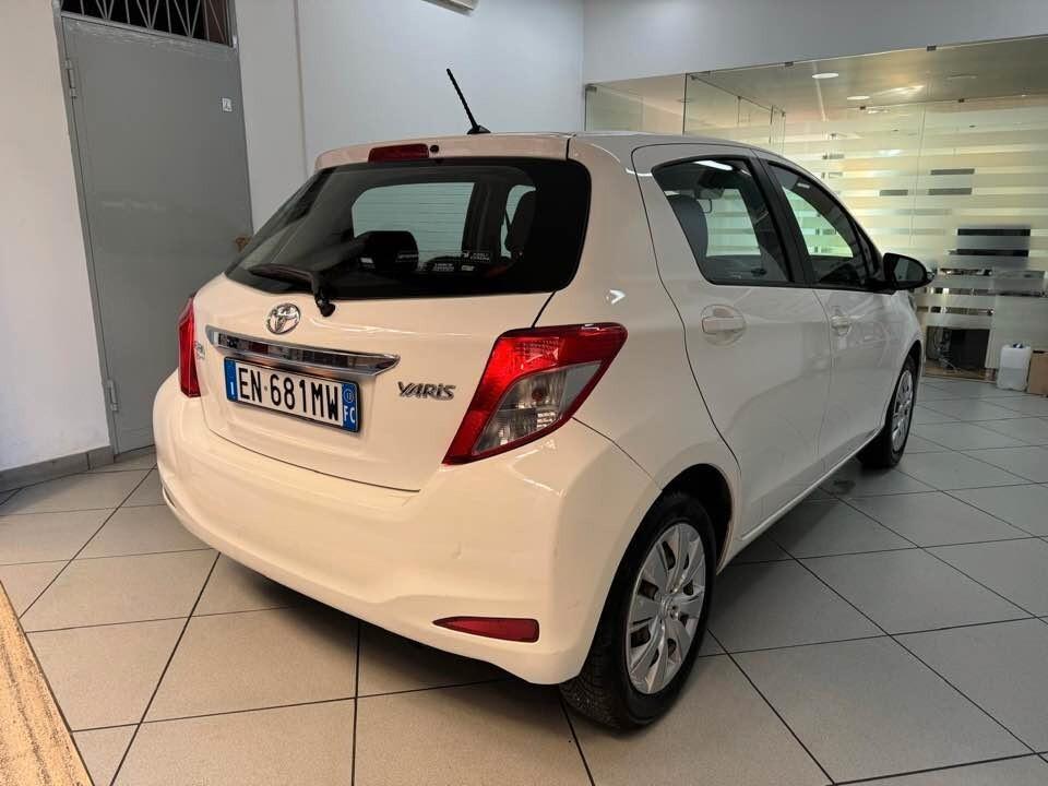 Toyota Yaris 1.0 5 porte anche per Neopatentati