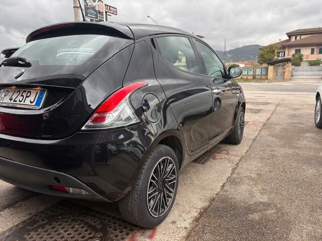Lancia Ypsilon 1.0 FireFly