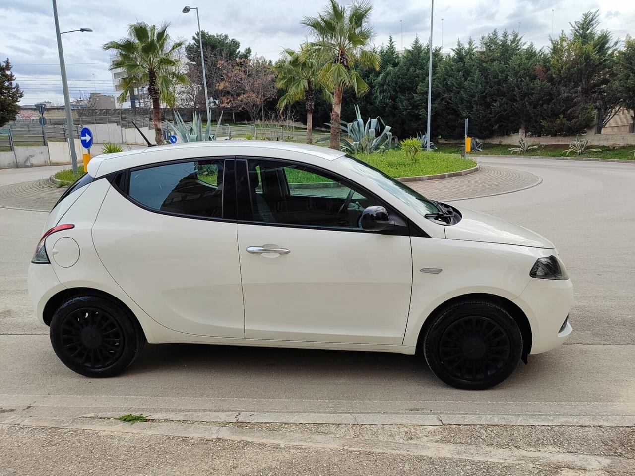 Lancia Ypsilon 1.0 FireFly SILVER 70CV