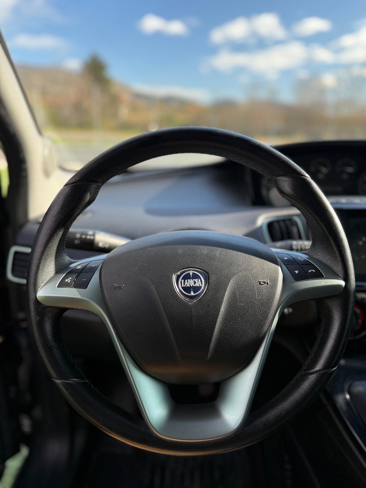 Lancia Ypsilon 1.0 5 porte Hybrid Gold