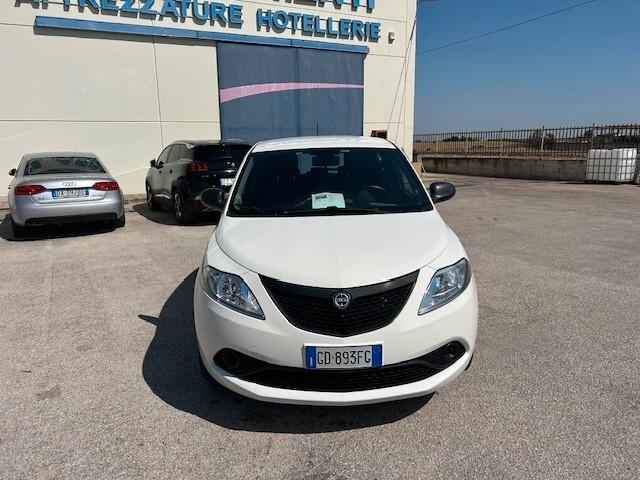 Lancia Ypsilon 1.0 FireFly 5 porte S&S Hybrid Ecochic Silver