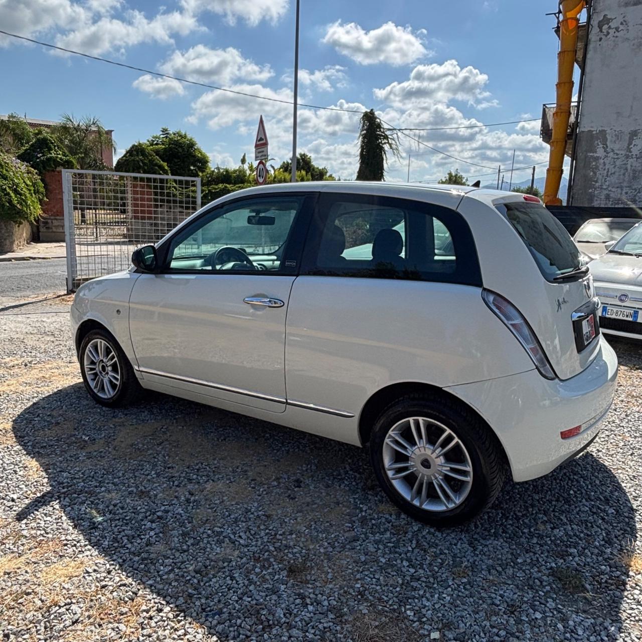Lancia Ypsilon 1.3 MJT 75 CV Unyca