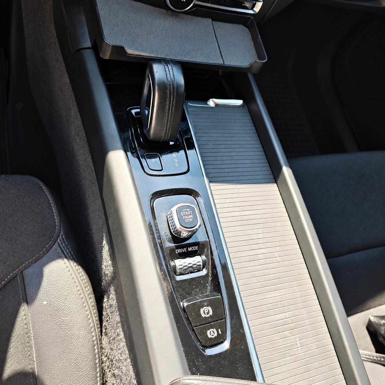 VOLVO XC60 2.0 B4 AWD 197 CV Geartronic Momentum