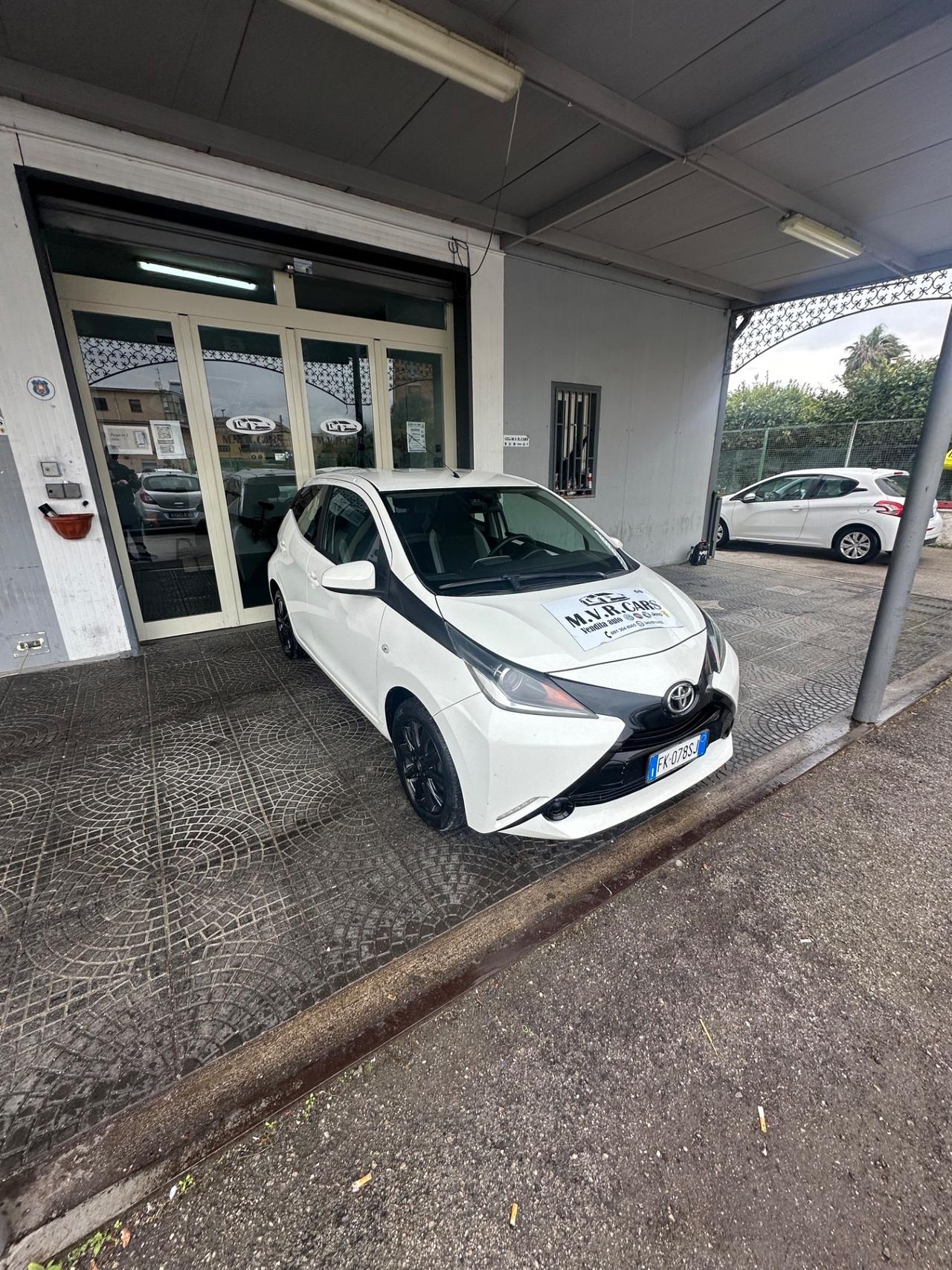 Toyota Aygo 1.0 VVT-i 69 CV 5 porte x-black TSS
