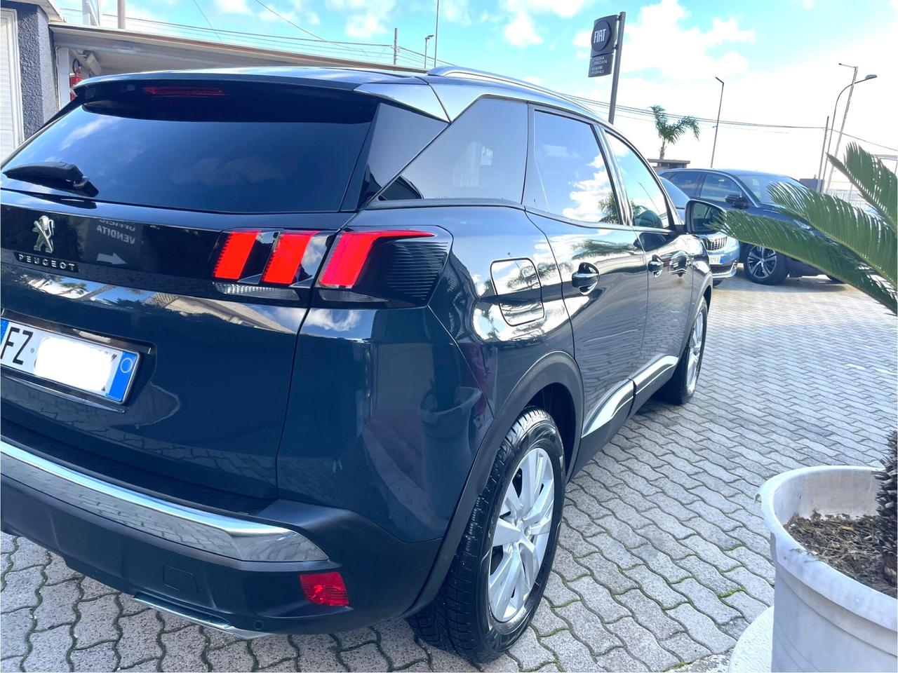 Peugeot 3008 BlueHDi cambio manuale sensori parcheggio ant-vetri privacy