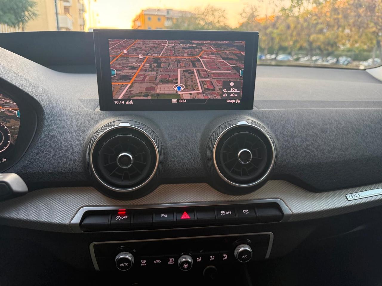 Audi Q2 30 TDI S tronic cockpit navigatore