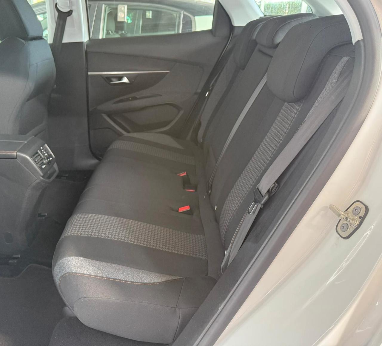 Peugeot 3008 BlueHDi 130 S&S Business