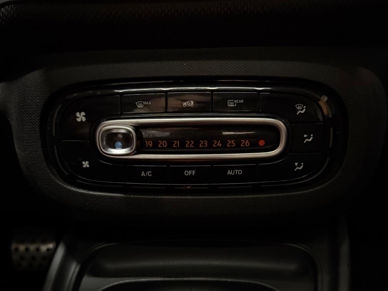 BELLISSIMA SMART FORTWO ADATTA A NEOPATENTATI CON TETTO PANORAMICO CON SOLI 69.625 KM