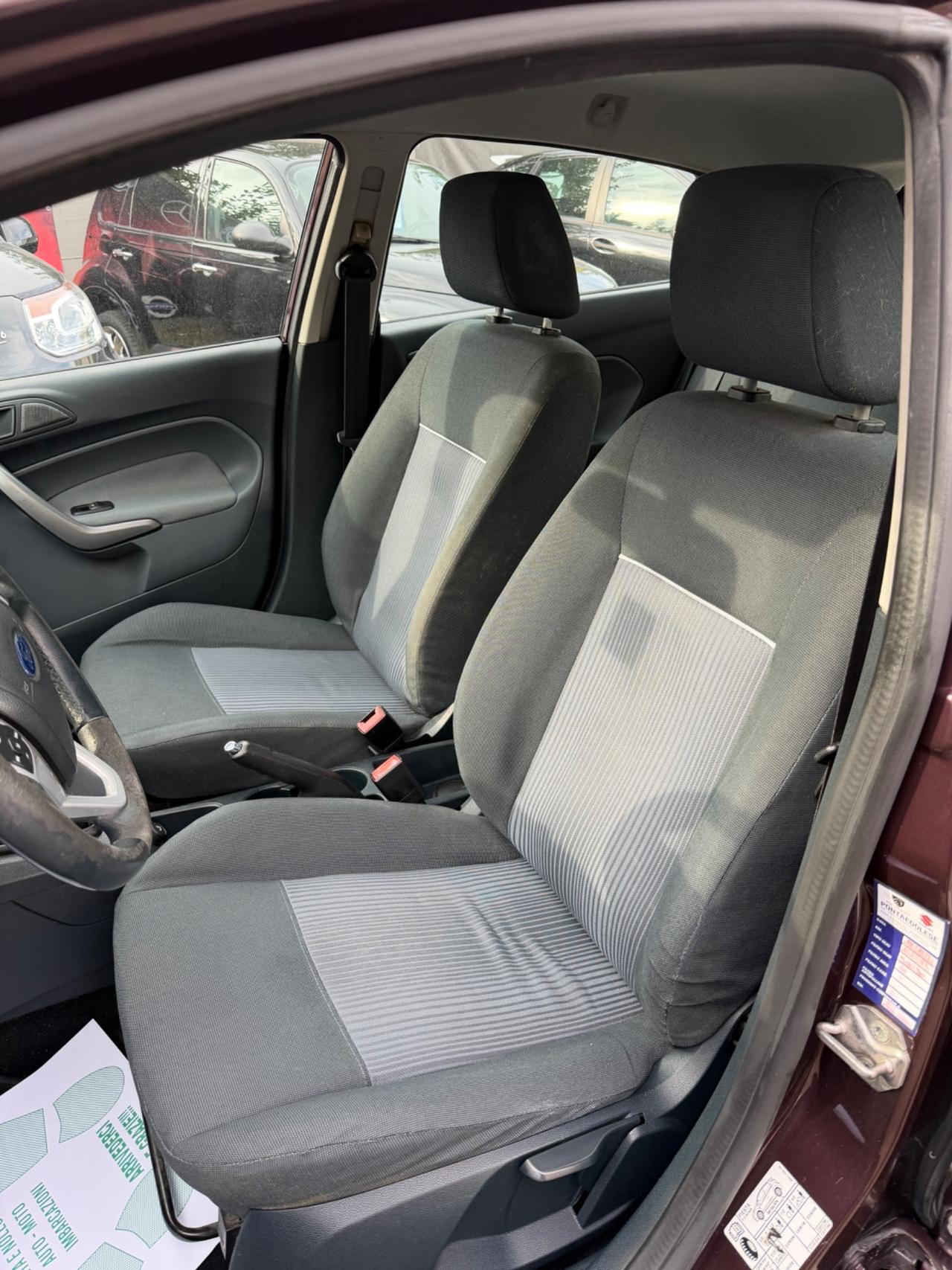 Ford Fiesta 1.4 16V 5p. Bz.- GPL Titanium Bs.