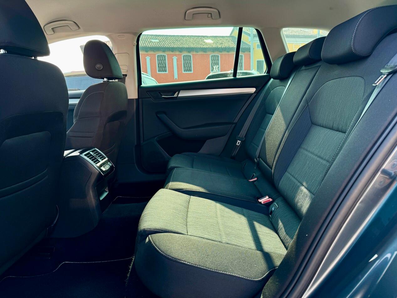 Skoda Superb Wagon Superb wagon 1.6 tdi Ambition