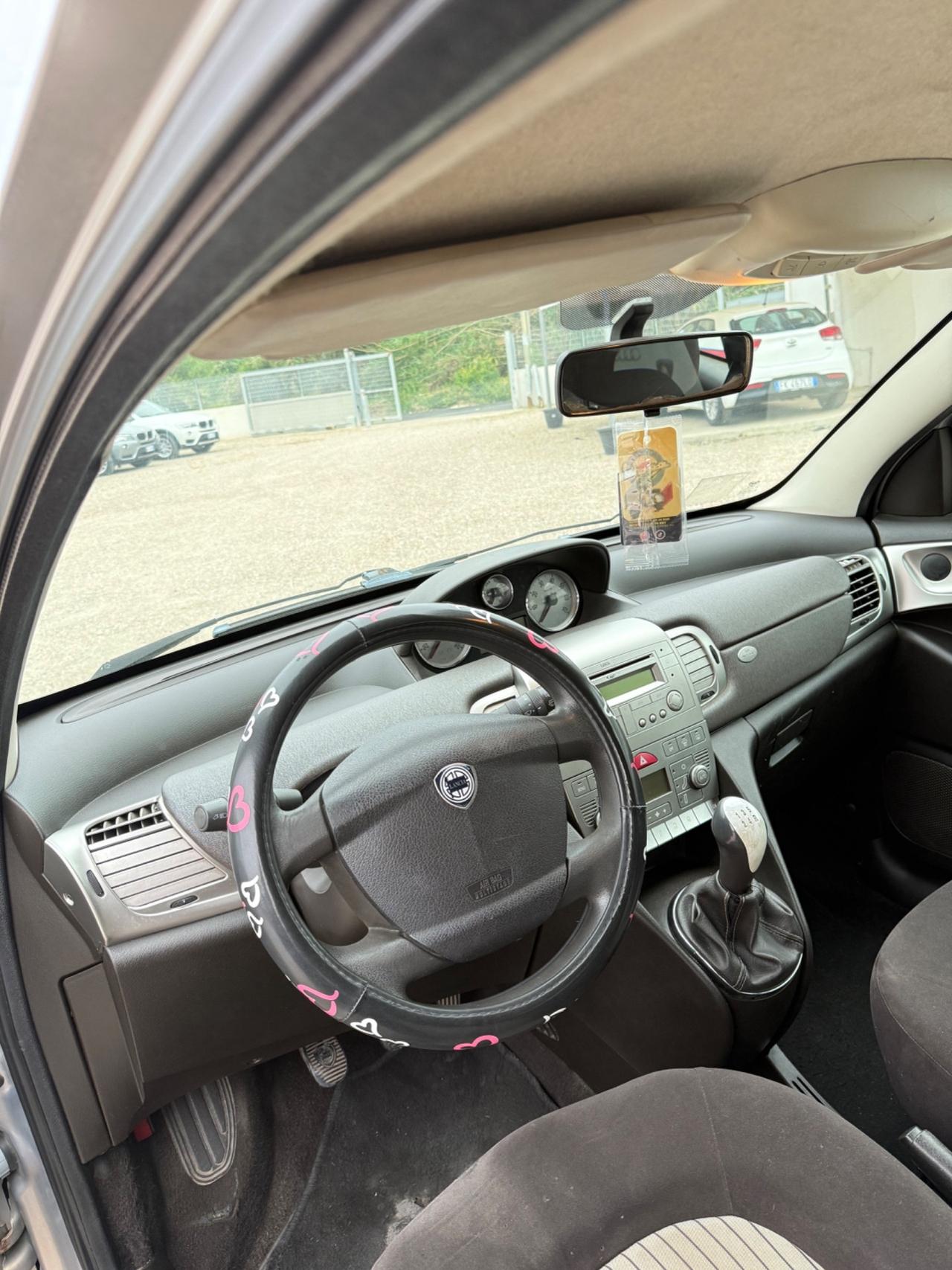Lancia Ypsilon 1.3 MJT 75 CV Platino