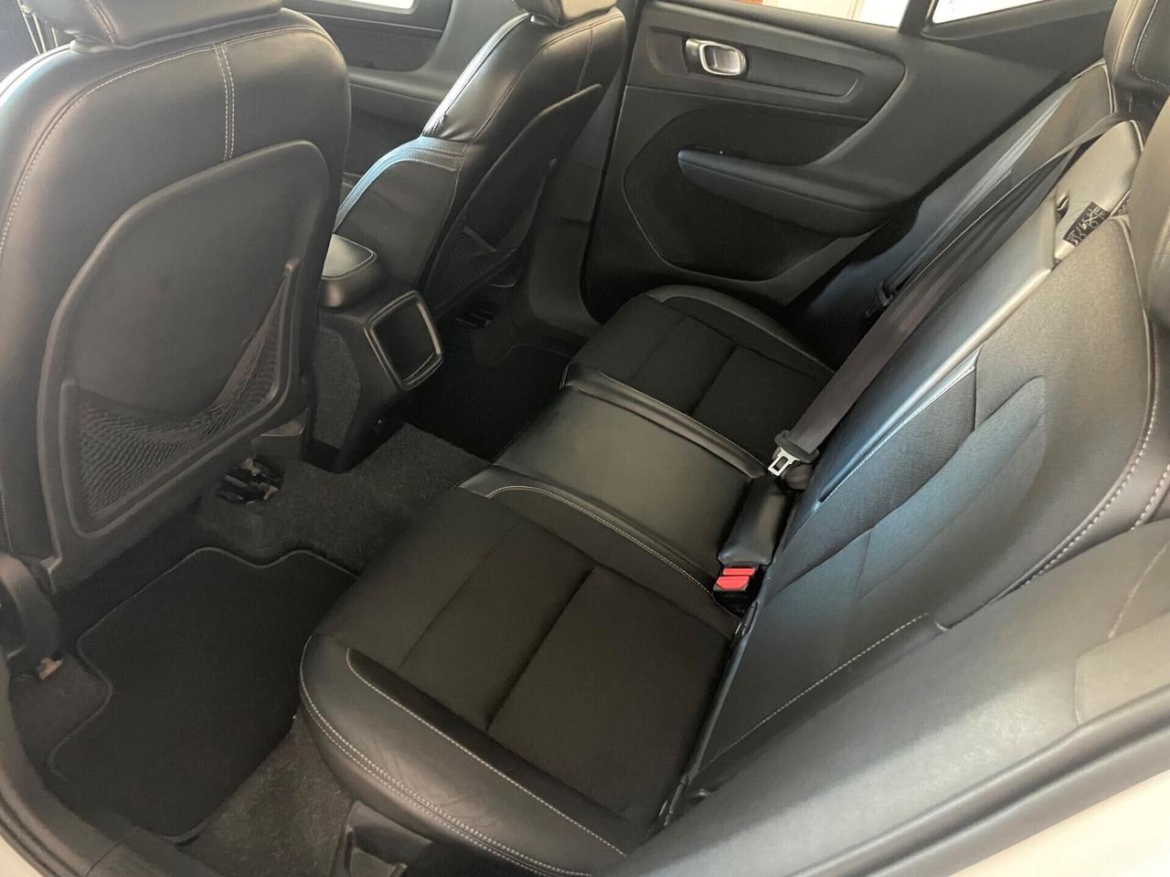 VOLVO XC40 D3 MOMENTUM "MAI VISTA UNA SIMILE"