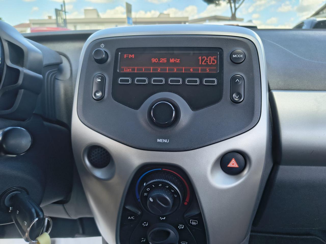 Peugeot 108 1.0 benzina 5 porte *GARANZIA 24 MESI*