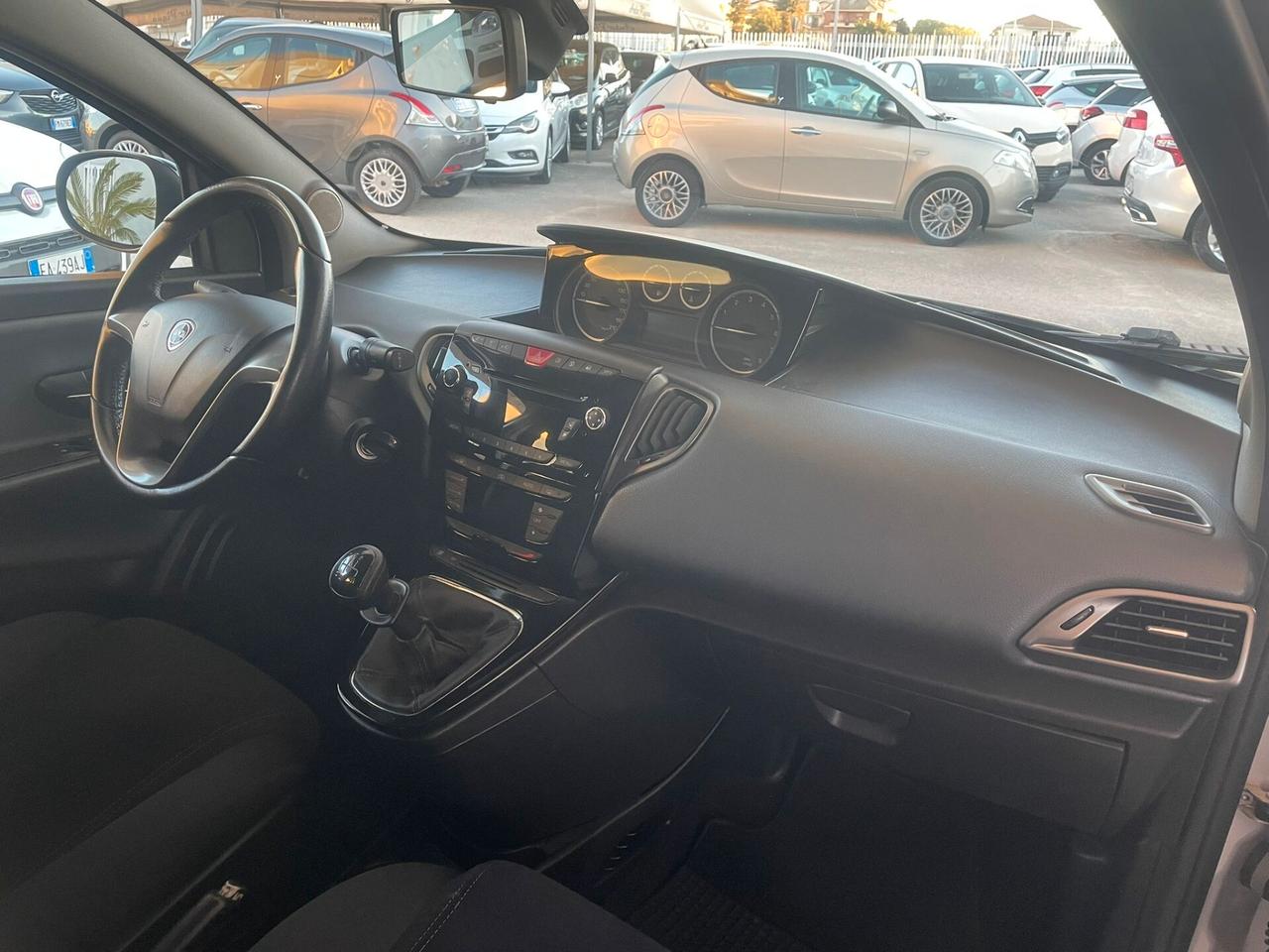 Lancia Ypsilon 0.9 TwinAir 85 CV 5 porte S&S Platinum