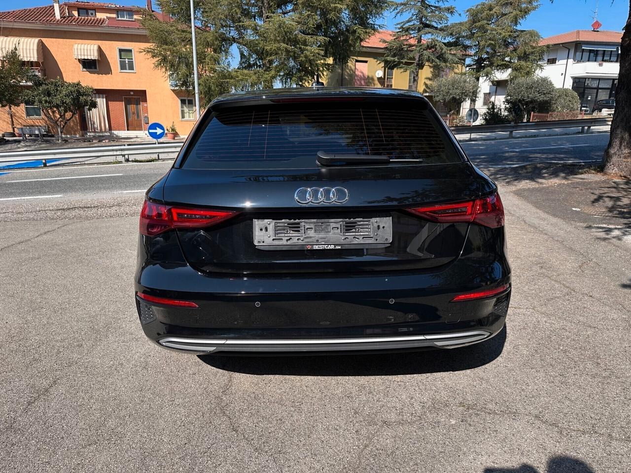 Audi A3 SPORTBACK 35 TDI S tronic S LINE / FARI MATRIX / NAVI / R17