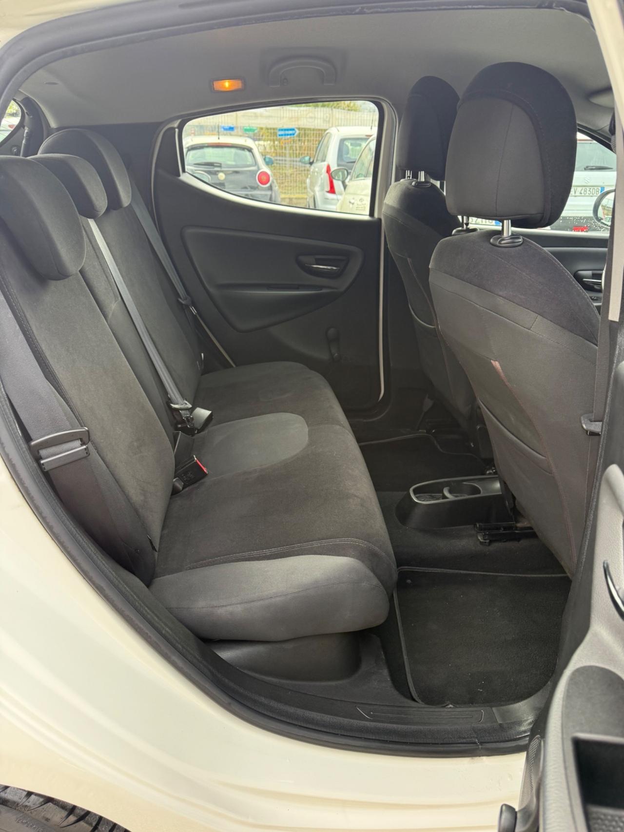 Lancia Ypsilon 1.3 MJT 75 CV Unyca