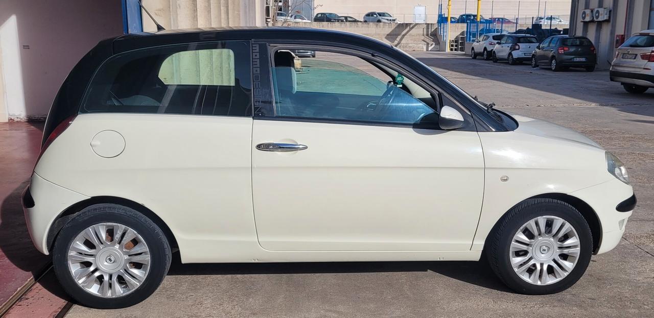 Lancia Ypsilon 1.2 Momo Design